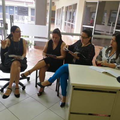 Grupo de mujeres conversando sentadas
