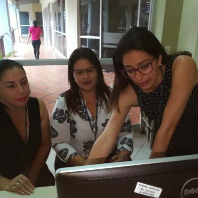 Tres mujeres revisando información de computadora