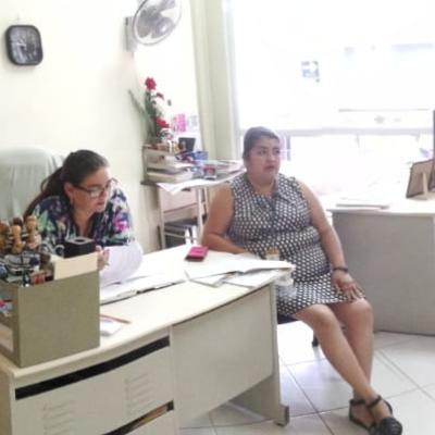 Grupo de mujeres sentadas reunidas en oficina