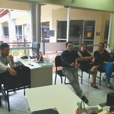 Grupo de personas sentadas en sala de reuniones