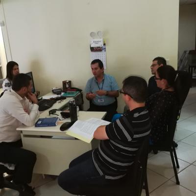 Grupo de personas reunidas en círculo conversando
