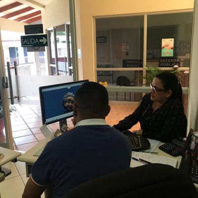 Hombre y mujer revisando sitio web en computadora