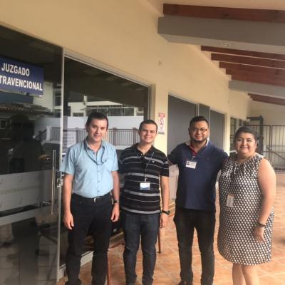 Cuatro personas de pie posando para la cámara