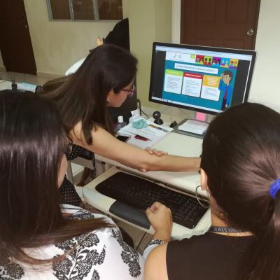 Tres mujeres revisando sitio web