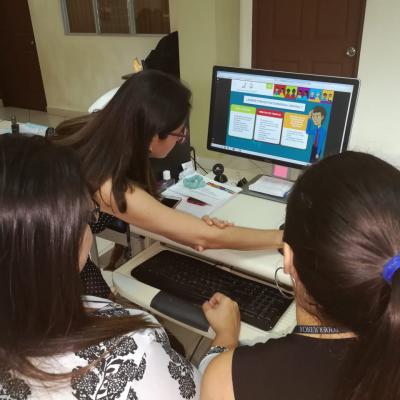 Tres mujeres revisando sitio web en computadora