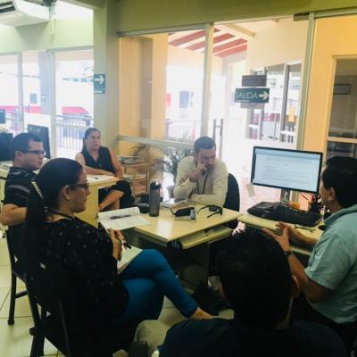 Grupo de personas reunidas en círculo conversando