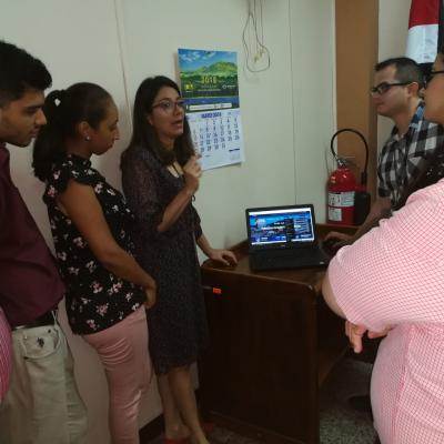 Grupo de personas recibiendo una capacitación