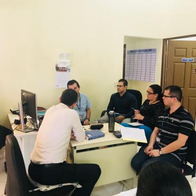 Equipo de trabajo en una reunión