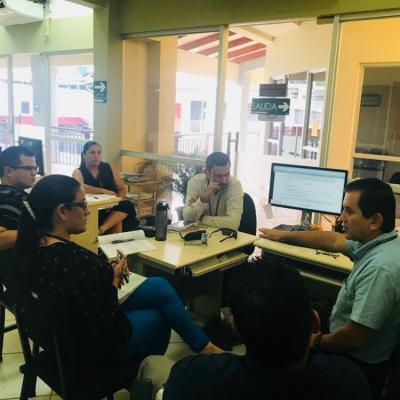 Personas sentadas en una reunión de trabajo en la oficina