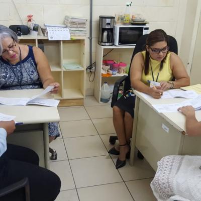 Grupo de personas trabajando en la oficina