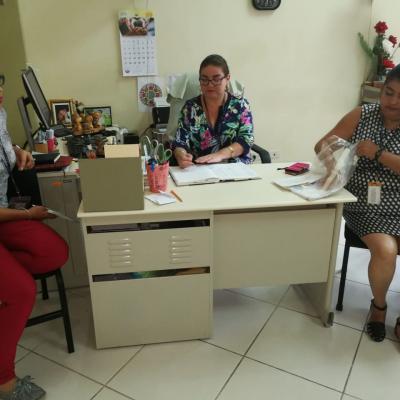 Tres mujeres sentadas en la oficina