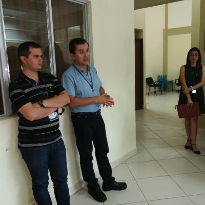 Tres personas de pie en la oficina