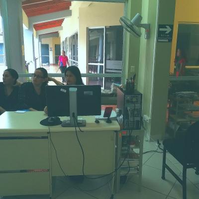 Tres mujeres sentadas trabajando en la oficina