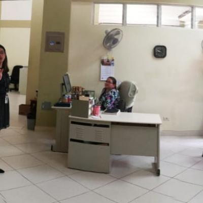Grupo de personas reunidas en salón