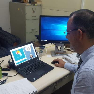 Hombre en su escritorio viendo sitio web
