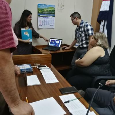 Grupo de personas viendo sitio web en computadora