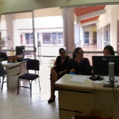 Grupo de personas reunidas en escritorio conversando