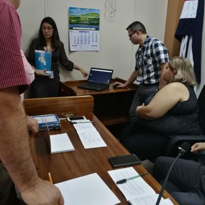 Grupo de personas reunidas en escritorio conversando