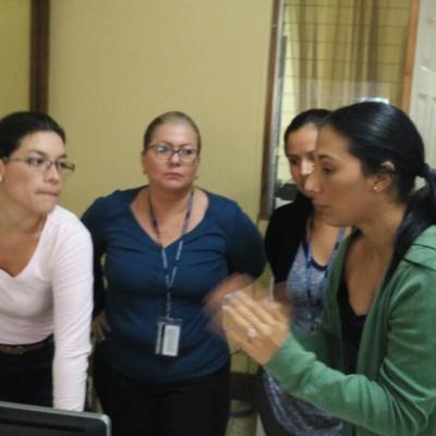 Cuatro mujeres sentadas dialogando en la oficina