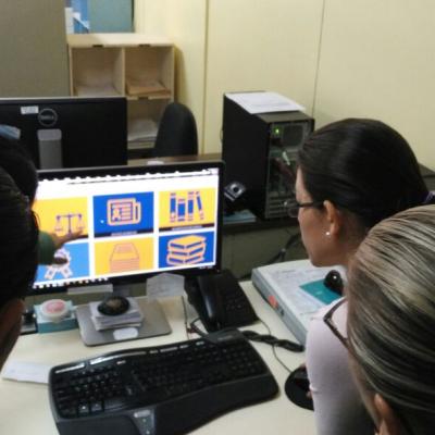 Tres personas observando una computadora