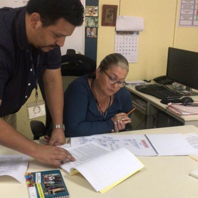 Hombre y mujer leyendo unos documentos