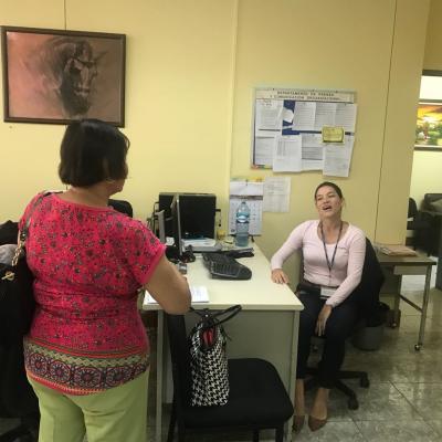 Dos mujeres dialogando en la oficina