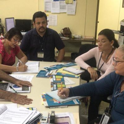 Equipo reunido en una mesa de trabajo