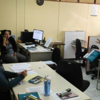 Mujer exponiendo frente a sus compañeras de trabajo
