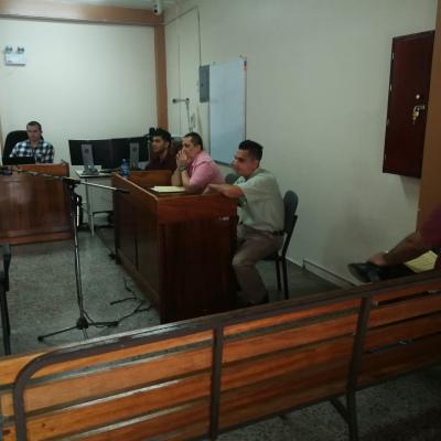 Tres hombres sentados en el juzgado