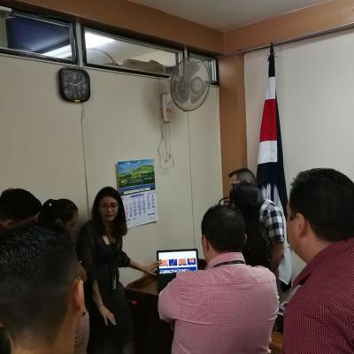 Grupo de personas observando una computadora