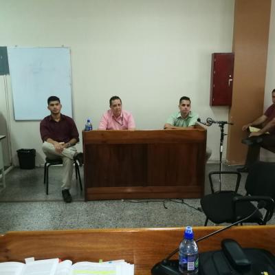 Tres hombres de frente sentados en el juzgado