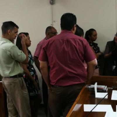 Grupo de personas que se encuentran de pie