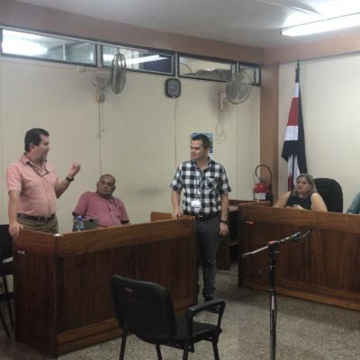 Cuatro personas debatiendo en un juzgado
