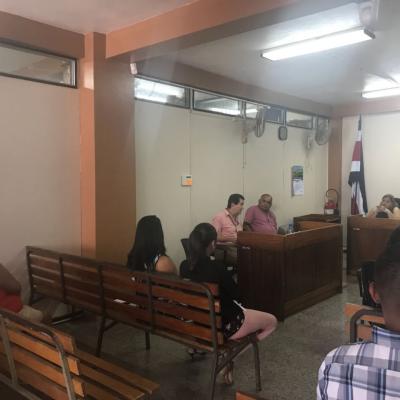 Grupo de personas que permanecen sentados en un juzgado