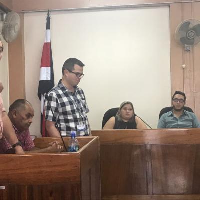 Personas reunidas en el juzgado 