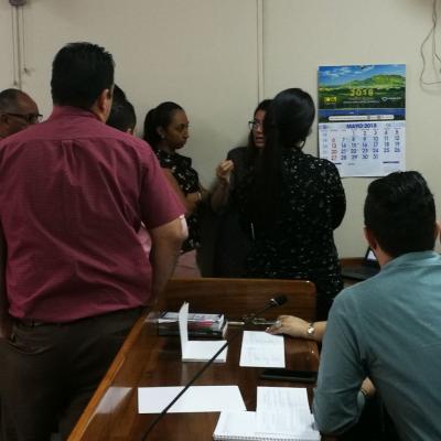 Personas reunidas, se encuentran de espalda