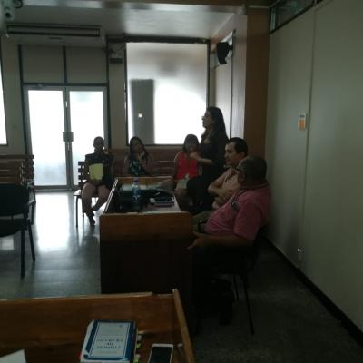 Grupo de personas discutiendo en el juzgado