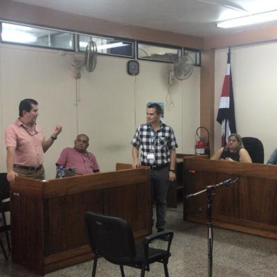 Cuatro personas discutiendo en el juzgado