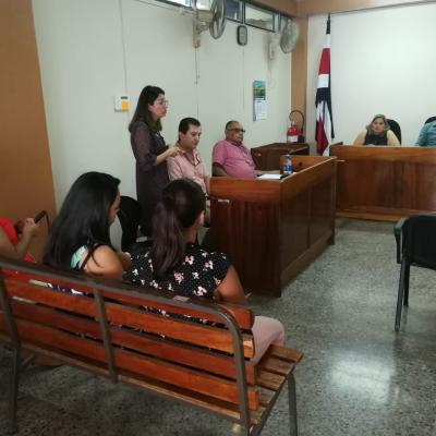 Personas discutiendo en un juzgado