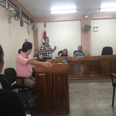 Grupo de personas en un juzgado
