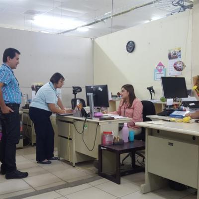 Mujer atendiendo a una persona en su oficina