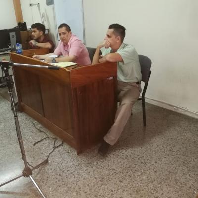 Hombres sentados en las instalaciones del juzgado