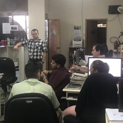 Grupo de personas reunidas en la oficina