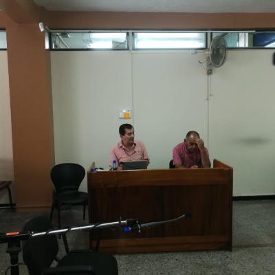 Dos hombres sentados