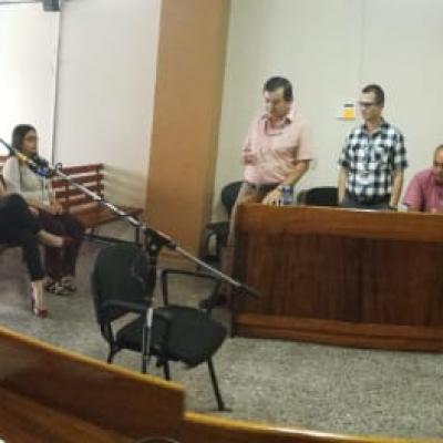 Grupo de personas sentadas en el juzgado
