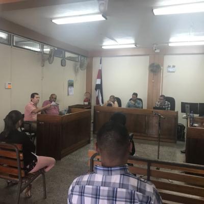 Grupo de personas sentadas en un juzgado