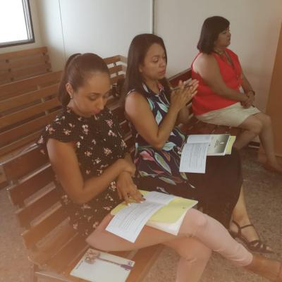 Tres mujeres sentadas