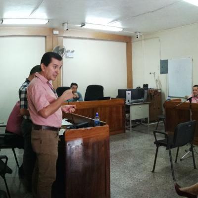 Hombre de pie discutiendo con otras personas