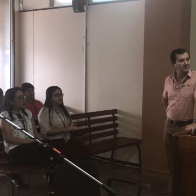 Tres mujeres sentadas y un hombre de pie