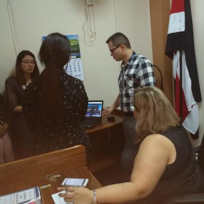 Grupo de personas observando una computadora portátil